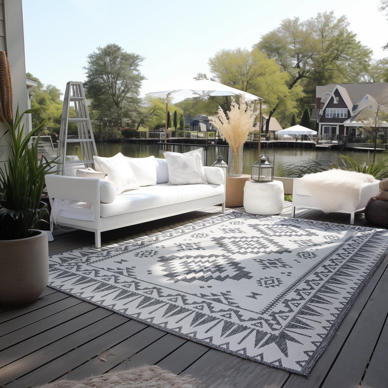 Elle Decoration Gemini Vändbar inom- och utomhusmatta Dynamic silver – miljöbild