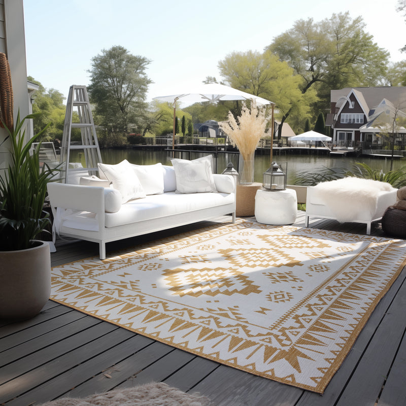 Elle Decoration Gemini Vändbar inom- och utomhusmatta Dynamic ockra – miljöbild