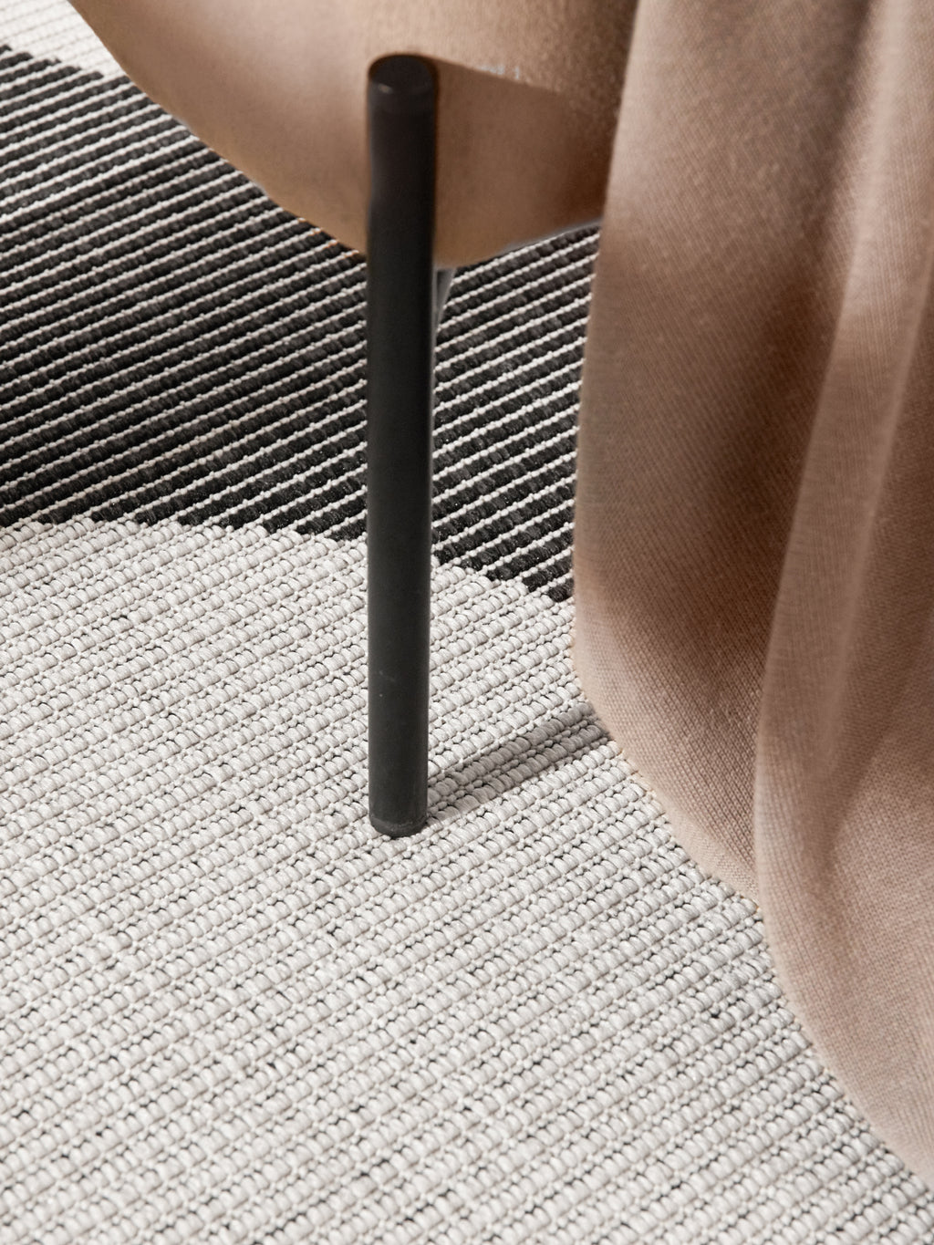 Hanse Home Duet Vändbar inom- och utomhusmatta rund Bowen svart vit