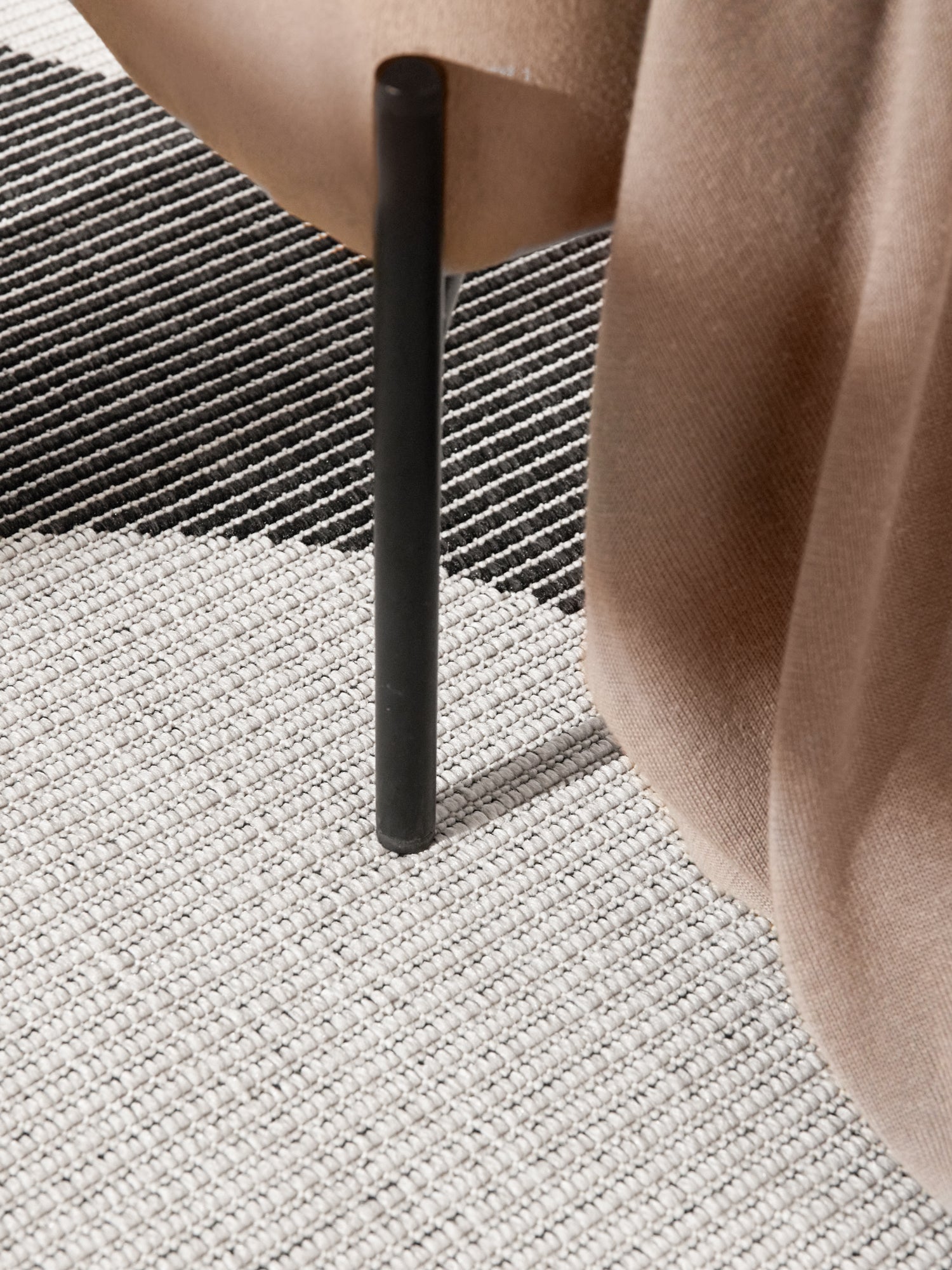 Hanse Home Duet Vändbar inom- och utomhusmatta rund Bowen svart vit