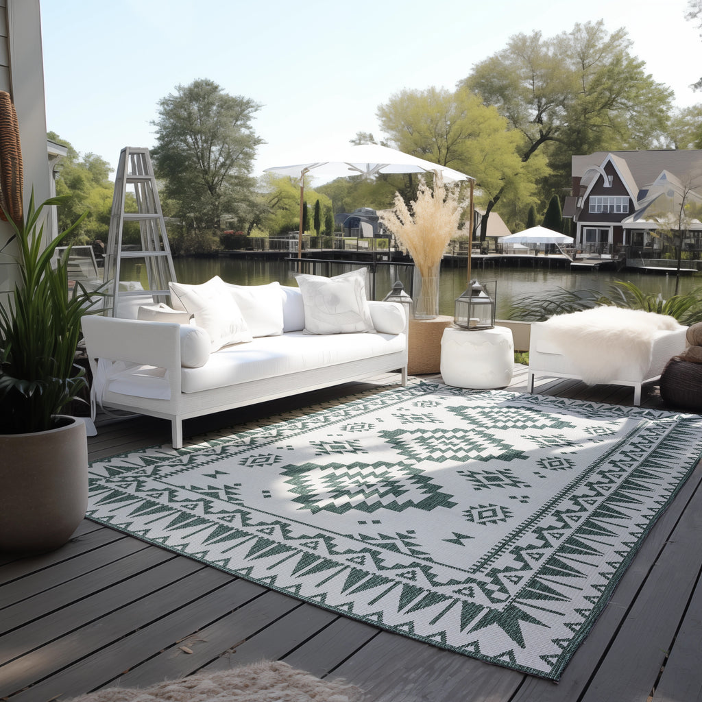 Elle Decoration Gemini Vändbar inom- och utomhusmatta Dynamic grön – miljöbild
