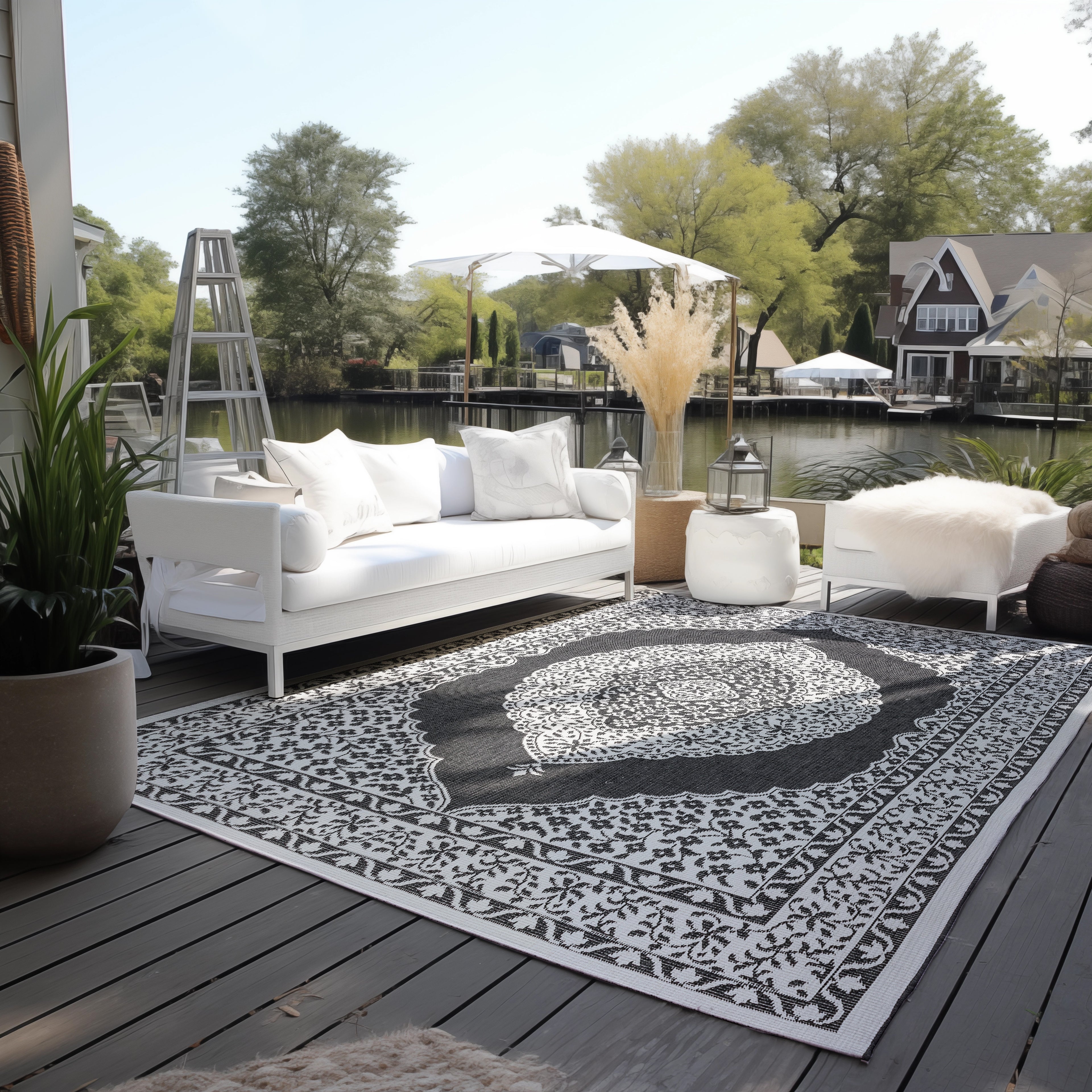 Elle Decoration Gemini Vändbar inom- och utomhusmatta Meekly svart – miljöbild