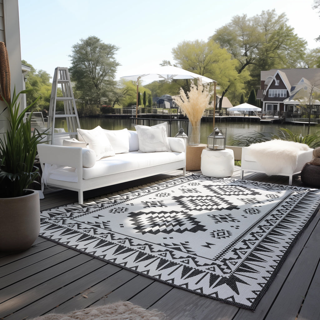 Elle Decoration Gemini Vändbar inom- och utomhusmatta Dynamic svart – miljöbild